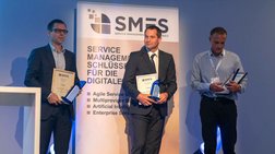 Kay Zoller,(Bildmitte) ist Verantwortlicher für Informatiksysteme HR des Personalamtes Kanton Thurgau, nimmt den SMSF-Award entgegen. Kay Zoller,(Bildmitte) ist Verantwortlicher für Informatiksysteme HR des Personalamtes Kanton Thurgau, nimmt den SMSF-Award entgegen.