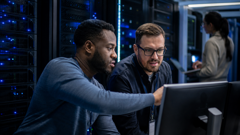 Mitarbeitende eines IT-Dienstleisters im Austausch über IT- und Serviceprozesse