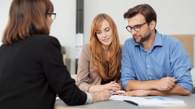 Team bespricht ITSM und ESM Software für Versicherungen und Sozialversicherungen