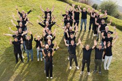 KYBERNA Mitarbeitenden Gruppenfoto 2026 in Form einer 40 anlässlich des Jubiläums «40 Jahre KYBERNA»